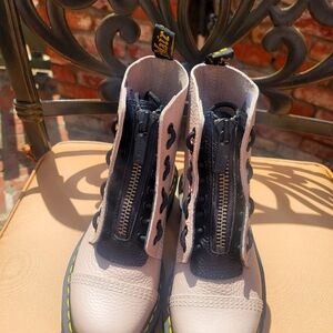 New Womens Doc Martins sz 8 Sinclar Taupe